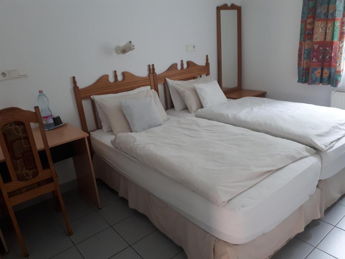 Vadaspuszta Vendeghaz Guest house *